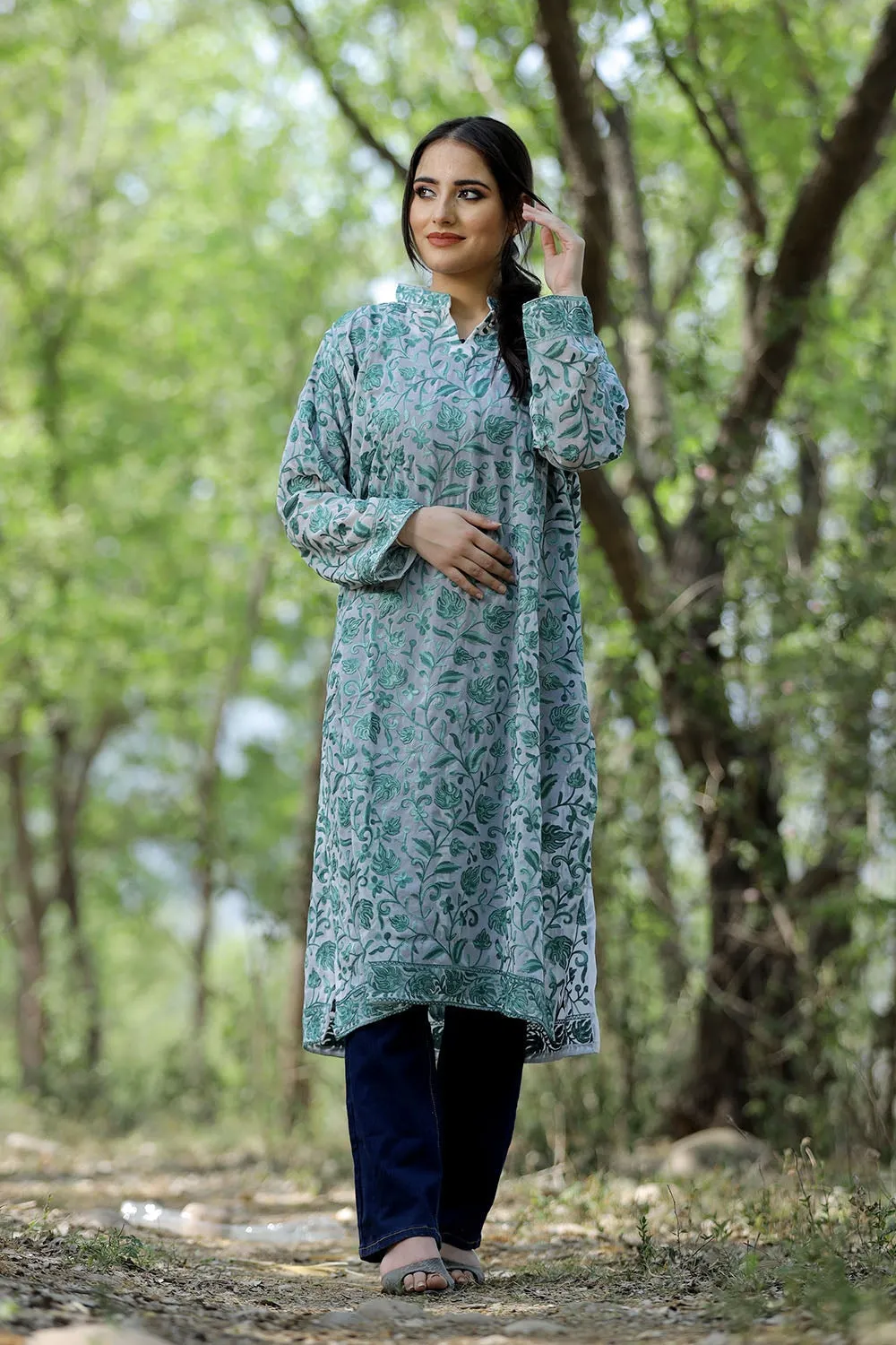 Amazing White Colour Kashmiri Embroidered Georgette Kurti